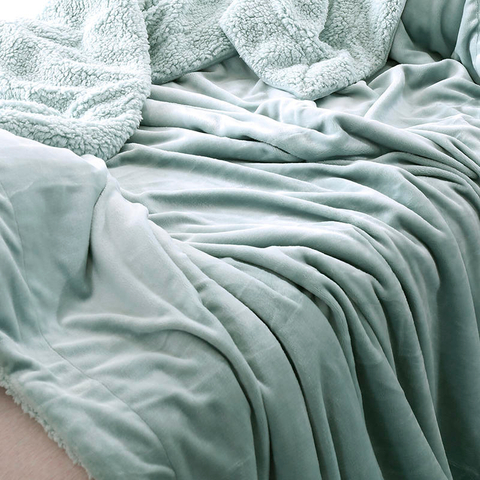 Oboustranná ultra tovární deka zadržující teplo, světle azurová pro postel velikosti King